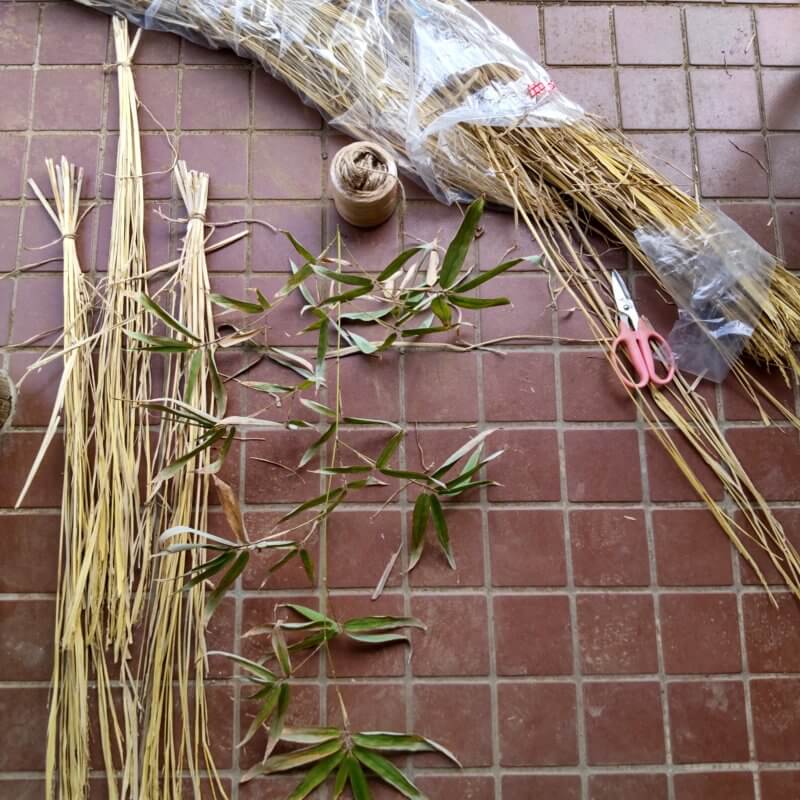 エンドウに使う藁と竹笹